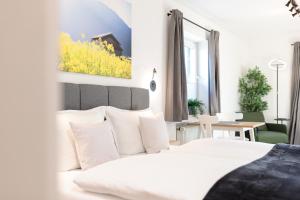 a bedroom with a large white bed and a table at Heu22 Frühlingserwachen in Farchant