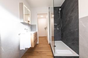 een badkamer met een douche en een wastafel bij Heu22 Sommerfrische in Farchant +18 foto's