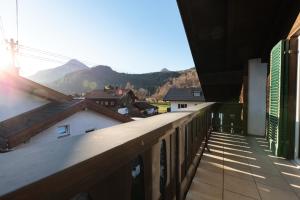 a balcony with a view of the mountains at Heu22 Heuboden in Farchant