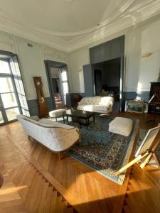 ein Wohnzimmer mit einem Holzboot auf dem Boden in der Unterkunft Château de Savonnières in La Bruère-sur-Loir