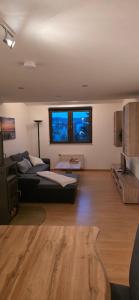 een woonkamer met een bank en een tafel bij Ferienwohnung Chandony in Konz