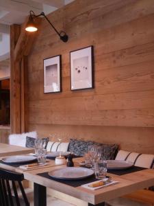 une salle à manger avec un mur en bois et une table dans l'établissement Hôtel le Christiania, à Arêches