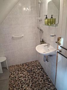 ein Badezimmer mit Waschbecken und Spiegel in der Unterkunft Demeure périgourdine, prairies et accès rivière in Cherveix-Cubas