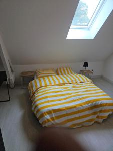 ein Schlafzimmer mit zwei Betten und einem Fenster in der Unterkunft house in a farmhouse in Sains-lès-Fressin