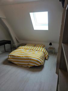 ein Bett in einem Zimmer mit Fenster in der Unterkunft house in a farmhouse in Sains-lès-Fressin