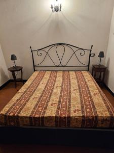 - un grand lit dans une chambre avec 2 tables dans l'établissement Tre Caravelle, à Levanto