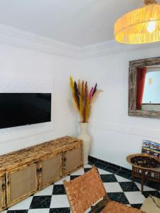 een woonkamer met een flatscreen-tv aan de muur bij Riad Kechin Beldi in Marrakesh
