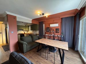 un salon avec une table et un canapé dans l'établissement Central Cozy Villa 5 Min to Beach, à Kusadası