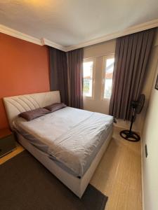 une chambre avec un lit et une fenêtre dans l'établissement Central Cozy Villa 5 Min to Beach, à Kusadası