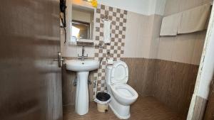 un bagno con un water e un lavandino di Hotel Everest Nepal a Kathmandu Altre 28 foto