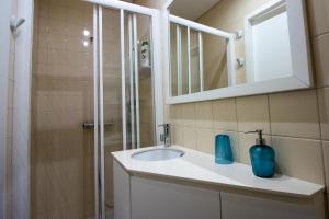 een badkamer met een wastafel en een douche bij Casinha Pousafoles in Arouca