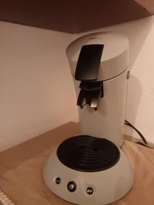 einem weißen Mixer auf einem Tisch in der Unterkunft Riad TiznitSouss in Tiznit