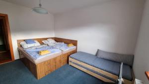 Postel nebo postele na pokoji v ubytování Prázdninový dům u Špičáku