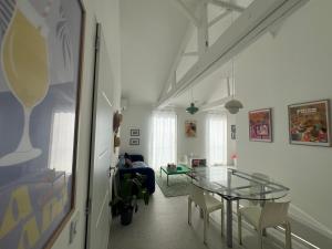 ein Wohnzimmer mit einem Glastisch in einem Zimmer in der Unterkunft Casa Favelas, Vue Mer, plages et Monaco à pieds in Cap d'Ail