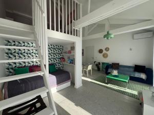 ein Schlafzimmer mit einem Etagenbett und ein Wohnzimmer in der Unterkunft Casa Favelas, Vue Mer, plages et Monaco à pieds in Cap d'Ail