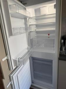 een lege koelkast met de deur open in een keuken bij Apartament Staffa in Zielona Góra