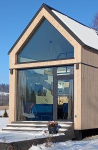 une grande fenêtre dans un bâtiment avec de la neige au sol dans l'établissement Zakątek na Lipowej, à Komarno