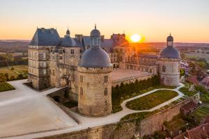 ein altes Schloss mit Sonnenuntergang im Hintergrund in der Unterkunft Demeure périgourdine, prairies et accès rivière in Cherveix-Cubas