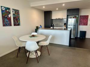 Photo de la galerie de l'établissement Lake Views Belconnen apartment with 2 bedrooms and sofa bed, à Belconnen