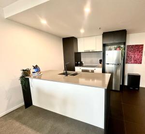 Photo de la galerie de l'établissement Lake Views Belconnen apartment with 2 bedrooms and sofa bed, à Belconnen