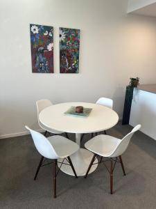 Photo de la galerie de l'établissement Lake Views Belconnen apartment with 2 bedrooms and sofa bed, à Belconnen