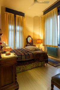 een slaapkamer met een bed en een tafel met een spiegel bij Villa Claudia in Montecatini Terme +167 foto's