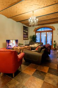 een woonkamer met banken en een kroonluchter bij Villa Claudia in Montecatini Terme