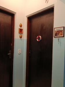 une porte noire dans une pièce avec deux portes différentes dans l'établissement Casa Verde da Ari, à Ilha Comprida 44 autres photos