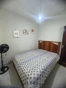 een slaapkamer met een bed in een kamer bij Pousada Paraíso Central - Casinha in Rodeio