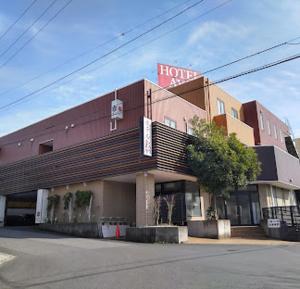 a building with a hotel sign on top of it at ホテル彩柏市若柴店 in Kashiwa