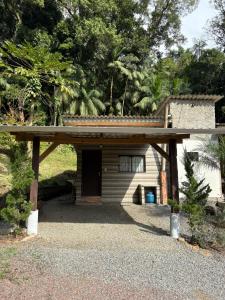 een garage met een gebouw met een dak bij Pousada Paraíso Central - Casinha in Rodeio +1 foto