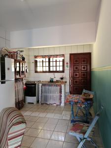 Il comprend une cuisine équipée d'un réfrigérateur. dans l'établissement Casa Verde da Ari, à Ilha Comprida
