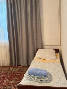 En eller flere senge i et værelse på Yasin Guest House