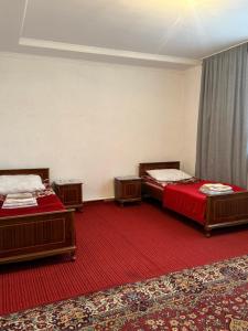 En eller flere senge i et værelse på Yasin Guest House