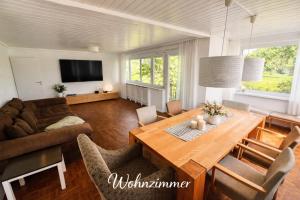 een woonkamer met een tafel en een bank bij Haus am Bodensee in Fußach