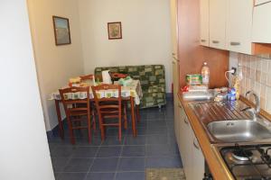a kitchen with a table and chairs and a sink at Maracaibo in Cariati