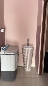 een badkamer met een wastafel en een toilet bij Nutan Homestay in Deoghar