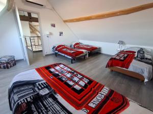 een slaapkamer met twee bedden en een balkon bij Gîte de la Petite Forge in Clévilliers