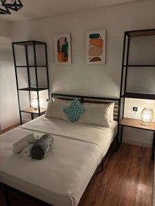 a bedroom with a large bed with white sheets at Las casitas de Canggu in Canggu
