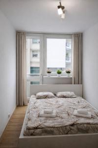 En eller flere senge i et værelse på Warsaw Central Muse - 3 Rooms Apart at Grzybowska 5