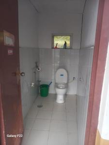 a small bathroom with a toilet in a stall at Kimche Guest House in Astam