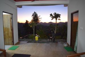 ein Wohnzimmer mit Bergblick in der Unterkunft Rameshwari Homestay in Lansdowne + 13 Fotos