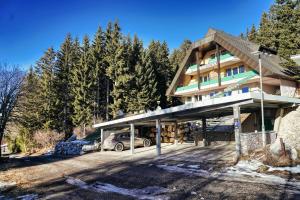 een huis met een auto ervoor geparkeerd bij ALPENLOFT Gerlitzen Ski in - Ski out! in Kanzelhöhe