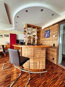 een keuken met een aanrecht en een stoel in een kamer bij ALPENLOFT Gerlitzen Ski in - Ski out! in Kanzelhöhe