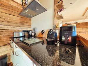 een keuken met een glazen aanrecht met een apparaat bij ALPENLOFT Gerlitzen Ski in - Ski out! in Kanzelhöhe +32 foto's