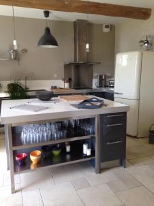 een keuken met een aanrecht en een koelkast bij Maison Breton in Biran +10 foto's