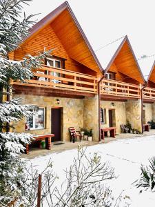 een blokhut met een terras aan de zijkant bij Kipreya in Jaremtsje