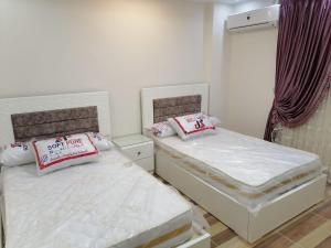 En eller flere senge i et værelse på Zamalek cosy house