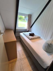 een klein bed in een kamer met een raam bij Eifel Residence 2 in Gerolstein
