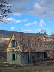 an old house with a shingled roof at Bahnhof Steinhaus in Asuretʼi